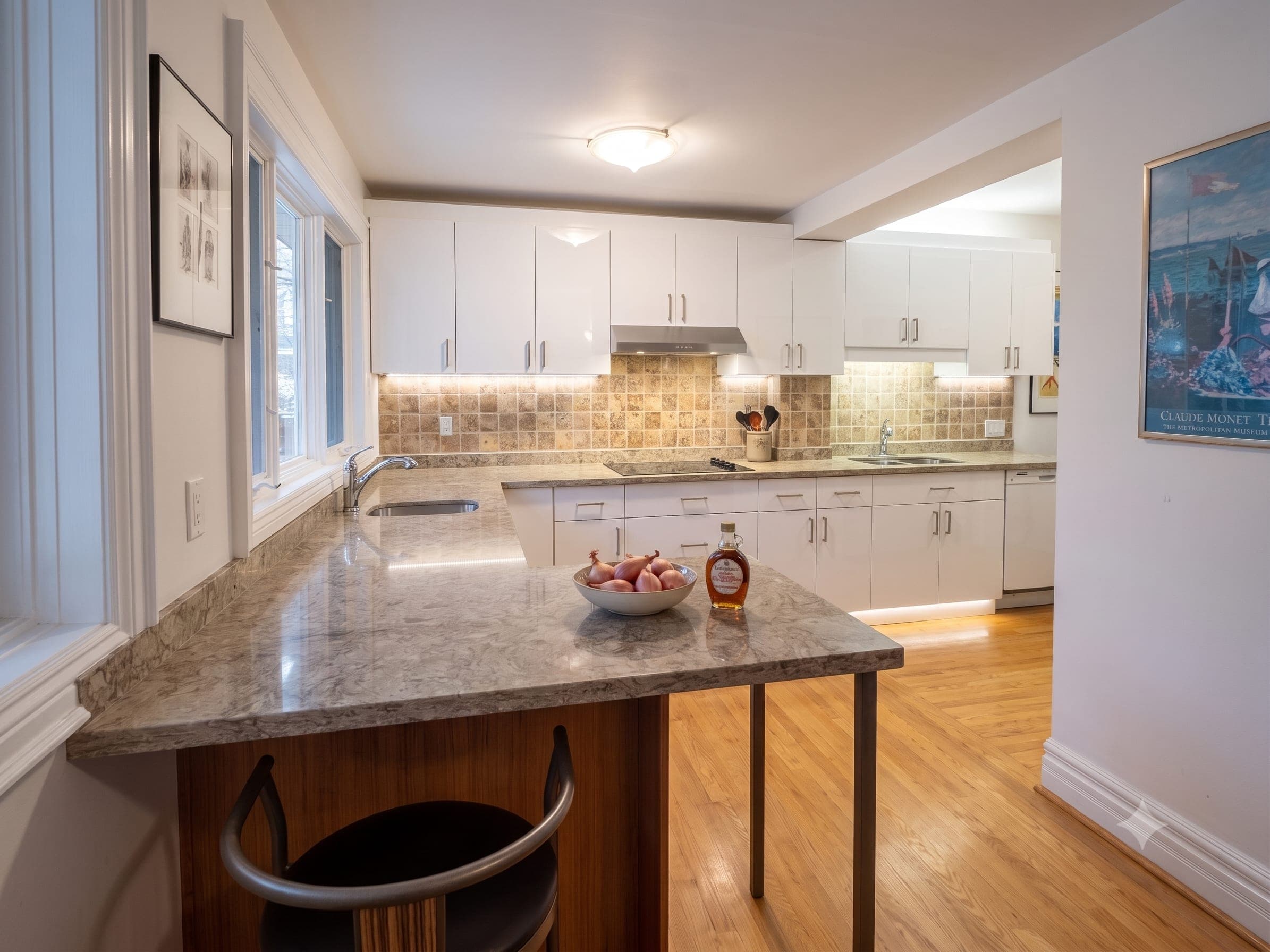 Kitchen & Breakfast Bar